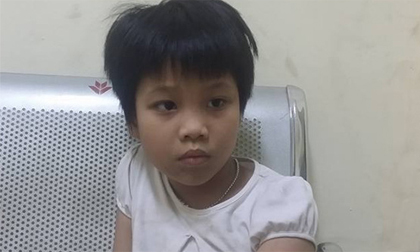 Hà Nội: Bé gái khoảng 7 tuổi đi lạc đang được cảnh sát chăm sóc chờ người nhà đón về