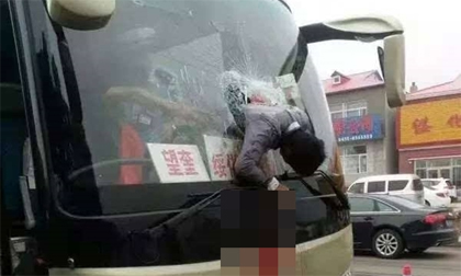 Tai nạn hy hữu: Người đàn ông mất thăng bằng, lao thẳng vào cửa kính xe khách