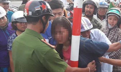 Người dân truy đuổi, trói người mẹ trẻ đòi bế con nhỏ nhảy sông