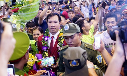 Hoàng Xuân Vinh về nước trong vòng vây của người hâm mộ