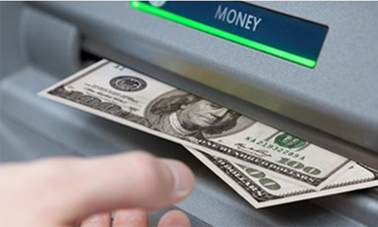 Vừa rút tiền ra khỏi trụ ATM thì bị đâm thấu bụng