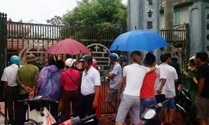 Kinh hãi phát hiện người đàn ông treo cổ giữa đình