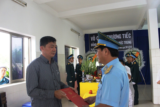 Thăng hàm thiếu úy cho phi công rơi máy bay L-39 - 8