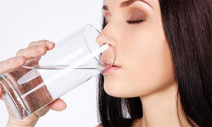 Cách uống nước phổ biến khiến bạn sẽ bị ung thư thực quản cao