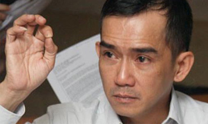 Minh Thuận vẫy tay chào tạm biệt người thân