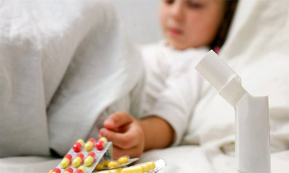 Cha mẹ đừng bỏ qua những điều quan trọng này khi dùng kháng sinh cho trẻ trong thời điểm giao mùa