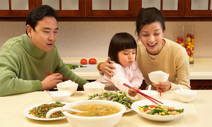 Thói quen khiến bữa cơm thành nguồn lây bệnh nguy hiểm