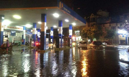 Mưa lớn nhiều giờ, TP Vinh chìm sâu trong biển nước