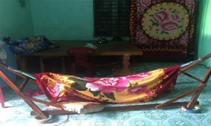 Cứa cổ cha dượng đến chết vì đánh mẹ ruột - Công an đang điều tra