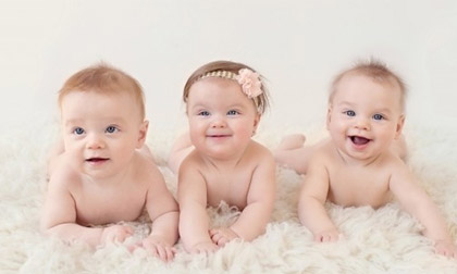 Cực kỳ hy hữu tại Việt Nam: Khoảnh khắc 3 em bé còn nguyên bọc ối chui ra từ bụng mẹ