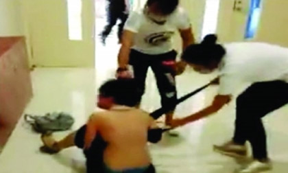 Cô gái bị người yêu cũ của bạn trai đánh đập, lột đồ công khai