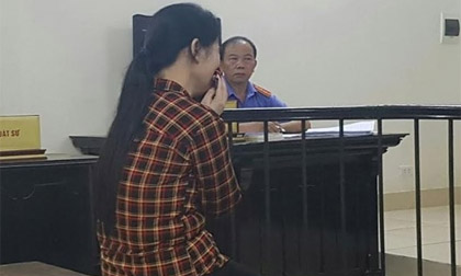 Người mẹ giết con trai vì túng quẫn khóc suốt phiên xử