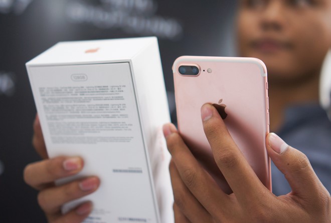 iPhone 7, 7 Plus loan gia tai Viet Nam hinh anh 1