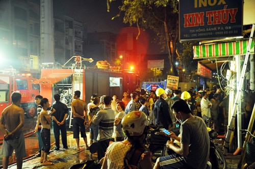 Ke phong hoa dot vo con danh roi 18 cay vang khi bo tron hinh anh 1