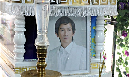 'Biếu hiện' lạ của Minh Thuận khi bác sỹ đến vuốt mắt cho anh