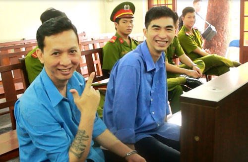 Kẻ giết người cười tươi, tạo dáng trước khi bị tuyên án - 1