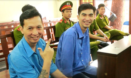 Kẻ giết người cười tươi, tạo dáng trước khi bị tuyên án
