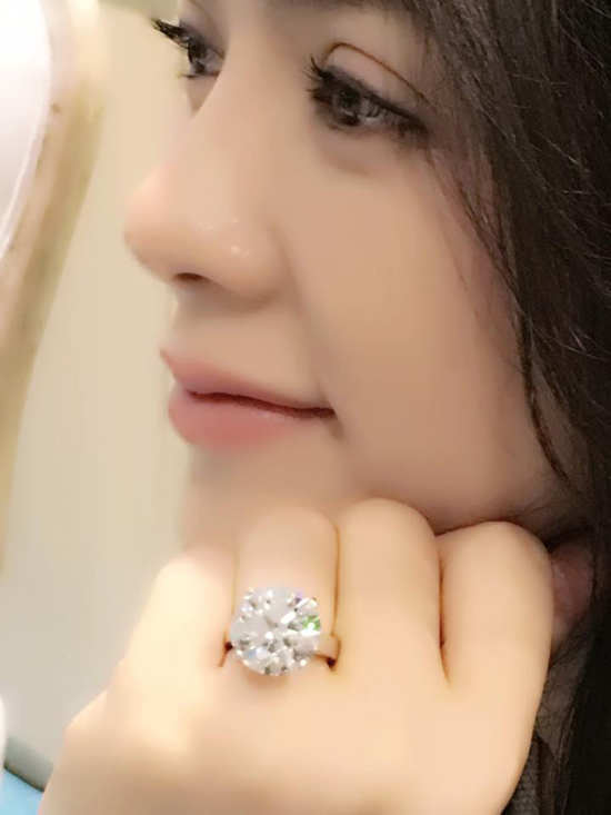 choang voi nhung mon trang suc hang ti dong cua sao viet - 1