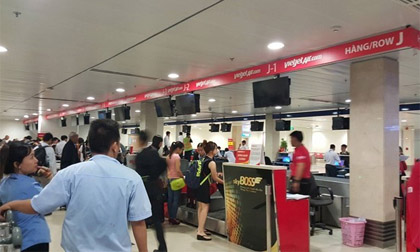 Tân Sơn Nhất gặp sự cố, hành khách phải check in thủ công