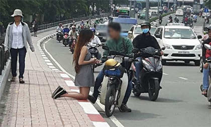 Bức ảnh cô gái quỳ gối bên cạnh chàng trai ở đường phố Sài Gòn gây xôn xao