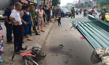 Hà Nội: Cháu bé tử vong vì bị tấm tôn trên xe xích lô cứa đứt cổ khi đang đạp xe trên phố