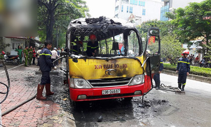 Hà Nội: Xe buýt đang đi bỗng bốc cháy dữ dội chỉ còn trơ khung, nhiều người thoát chết