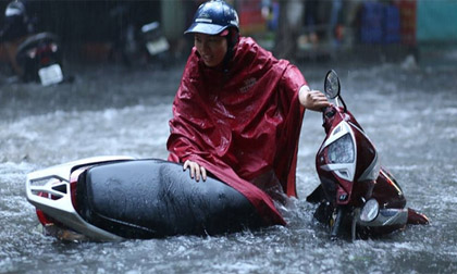 Hà Nội lại ngập sâu trong biển nước sau cơn mưa lớn