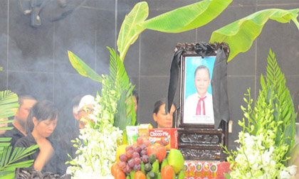 Đám tang đẫm nước mắt của bé trai tử vong do tấm tôn cứa cổ ở Hà Nội