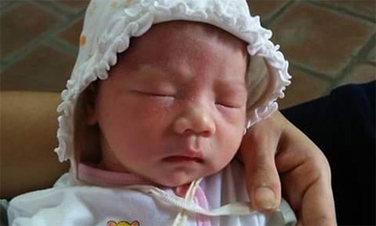 Hà Nội: Một bé gái sơ sinh xinh xắn bị bỏ rơi cùng phong bì chứa mấy trăm ngàn trước sân chùa