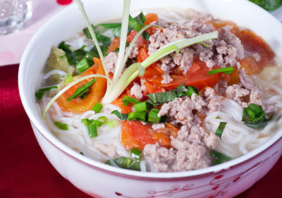 Dạy bạn cách làm món bún thịt nấu chua cho bữa sáng chỉ 15 phút