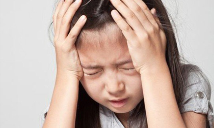 Hoảng hốt thấy con gái 8 tuổi ngực nhú dậy thì