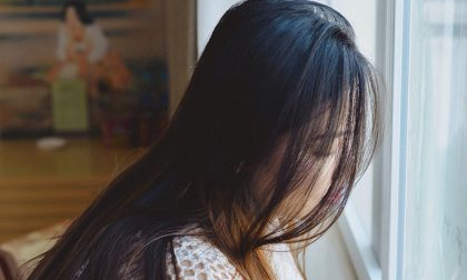 Chết lặng với gần 50 tin nhắn tổng đài đến một ngày trong điện thoại chồng