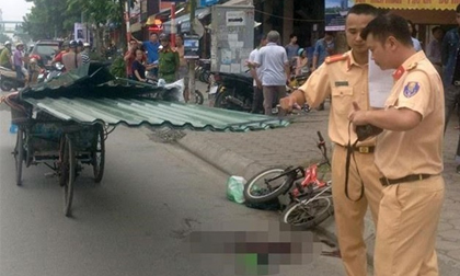 Tài xế xích lô chở tôn cứa cổ bé trai tử vong bị khởi tố