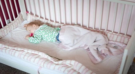 Mẹo ru trẻ vào giấc ngủ trong vòng 5 phút khi đặt vào nôi
