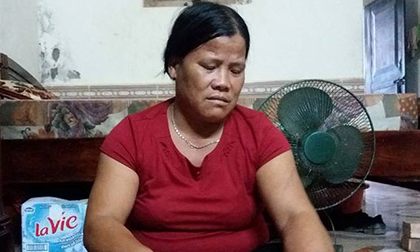 Vụ bé trai bị xe chở tôn cứa cổ tử vong: Vợ người lái xích lô khóc cạn nước mắt mong gặp lại chồng