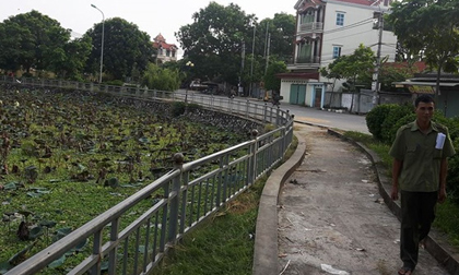 Bỏ chạy khi nhóm côn đồ lao tới, nam thanh niên chết dưới hồ sen