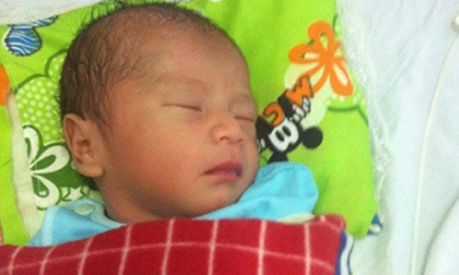 Thương tâm: Bé gái sơ sinh bị bỏ rơi lúc nửa đêm