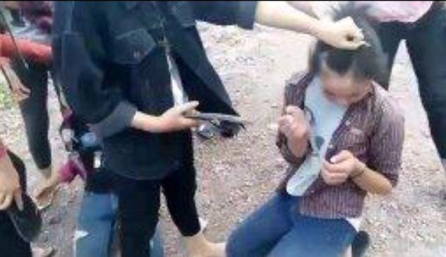 Nhom nu sinh bi danh hoi dong da man: Do hieu lam, ghen tuong
