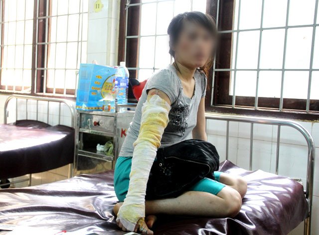 chồng tạt nước sôi vợ, bạo hành gia đình, chồng đánh vợ