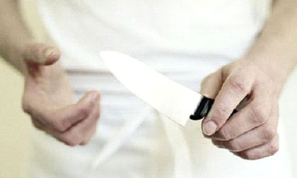 Bắt tại trận vợ ngoại tình, chồng 'nổi điên' cắt tai tình địch