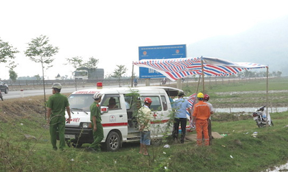 Phát hiện thi thể người đàn ông gục chết bên xe máy cạnh bờ ruộng