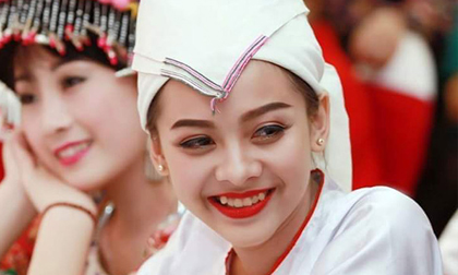 Nữ sinh người Chăm mặc váy cưới kết từ 3000 bông hoa gây bão