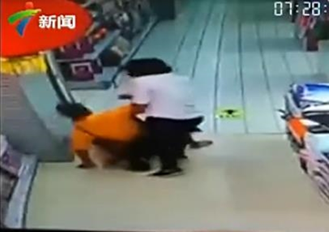 Đang chơi đùa vui vẻ, bố bất ngờ ngã ngồi lên người khiến con trai tử vong tại chỗ - Ảnh 4.