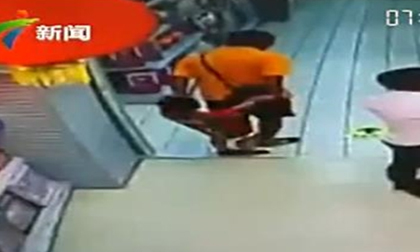 Đang chơi đùa vui vẻ, bố bất ngờ ngã ngồi lên người khiến con trai tử vong tại chỗ