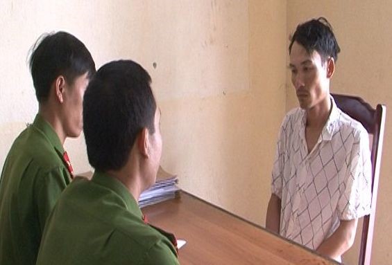 Ổ nhóm dùng dao kiếm đi thu tiền bảo kê của dân bị bắt - Ảnh 1.