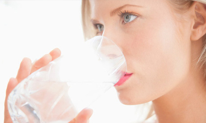 Uống quá nhiều nước so với nhu cầu có thể gây hại, thậm chí dẫn đến tử vong