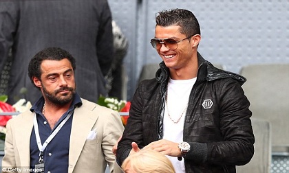 Ronaldo vụng trộm với 'bản sao của Irina Shayk'