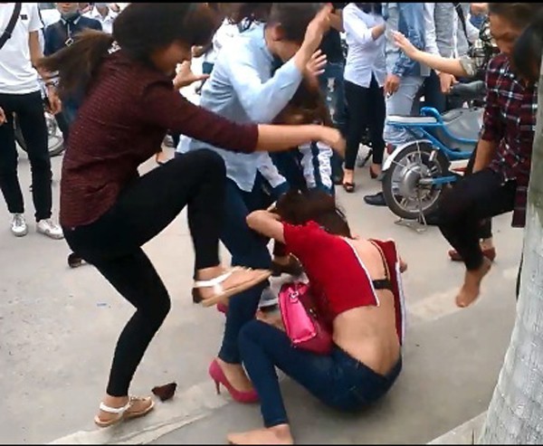 Đau lòng những vụ học sinh tát nhau tới tấp ở trường học - 1