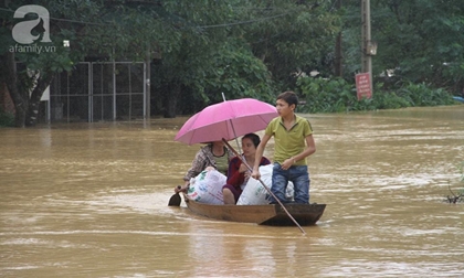 Người dân miền Trung cơ cực trong mưa lũ, có nơi phải di chuyển bằng thuyền