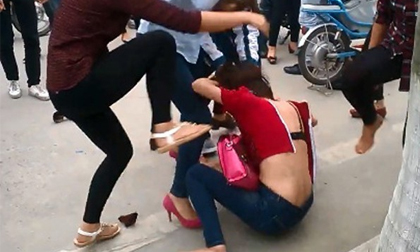 Đau lòng những vụ học sinh tát nhau tới tấp ở trường học